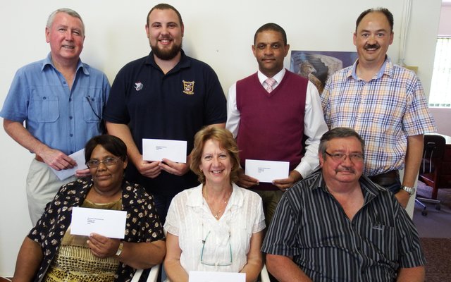 Voor vlnr is Magrieta Adams, Lanita Marais en John van Rooyen. Agter vlnr is Eben van der Merwe, Gericke van Eck, Lionel Pedro en Hennie Ritter (Gansbaai Marine). Tommy Volkwyn en Mdini Maxwell kon nie die fotosessie bywoon nie.